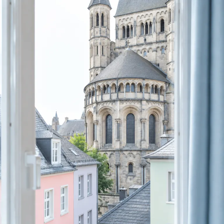 Kölns romanische Kirchen erleben: Wie die Altstadt Ihre Hotelwahl prägt
